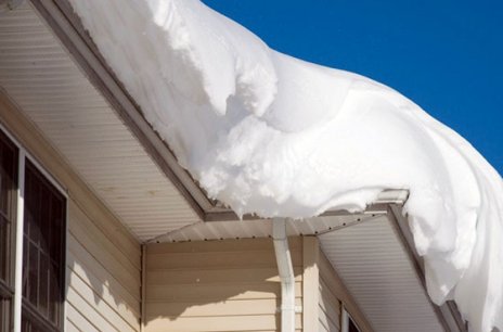 Ant stogų susikaupęs sniegas gali prišaukti nelaimę