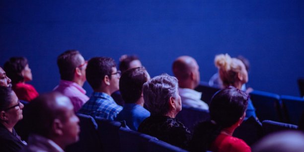 Lieka vis mažiau pandemijos valdymo ribojimų renginiuose ir kino teatruose