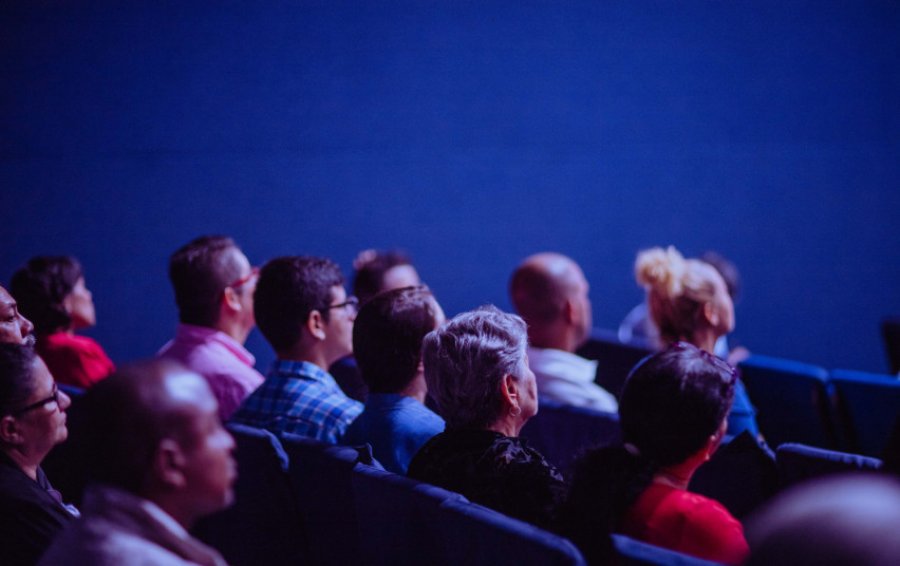 Lieka vis mažiau pandemijos valdymo ribojimų renginiuose ir kino teatruose