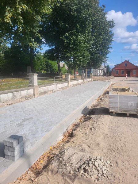 Atliekami šaligatvio Žiežmarių mieste  įrengimo darbai