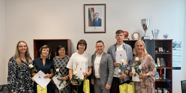 Pasveikinti  šimto balų  įvertinimus  gavę abiturientai ir  jų  mokytojai