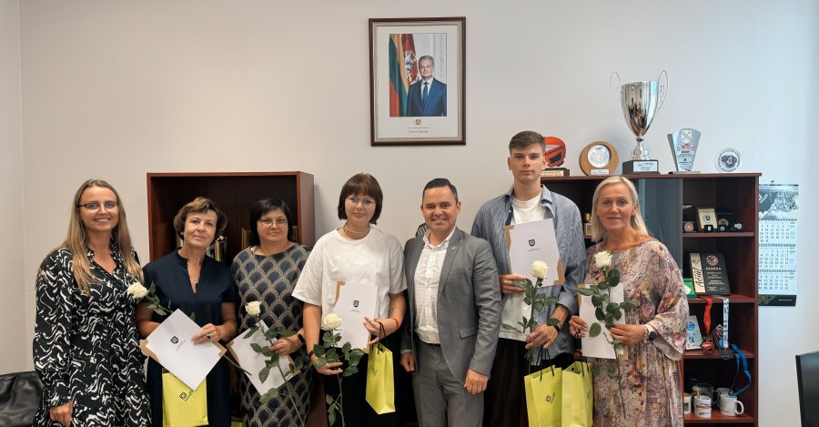 Pasveikinti  šimto balų  įvertinimus  gavę abiturientai ir  jų  mokytojai