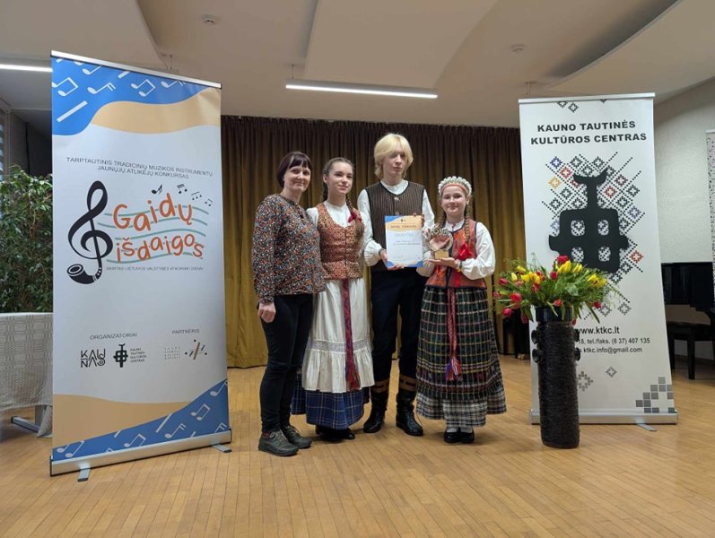 Kaišiadorių kultūros centro vaikų ir jaunimo folkloro kolektyvo „Žilvita“ narių apdovanojimas