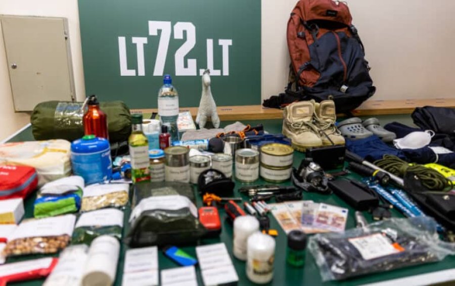 Iš anksto paruoškite svarbiausius dokumentus, jų kopijas, vaistus ir kitus daiktus, kurių...