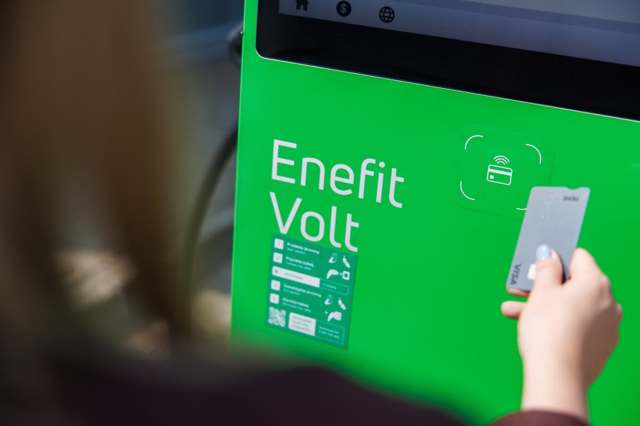 Elektromobilių vairuotojams Kaišiadoryse – galimybė „Enefit“ stotelėse atsiskaityti banko kortelėmis