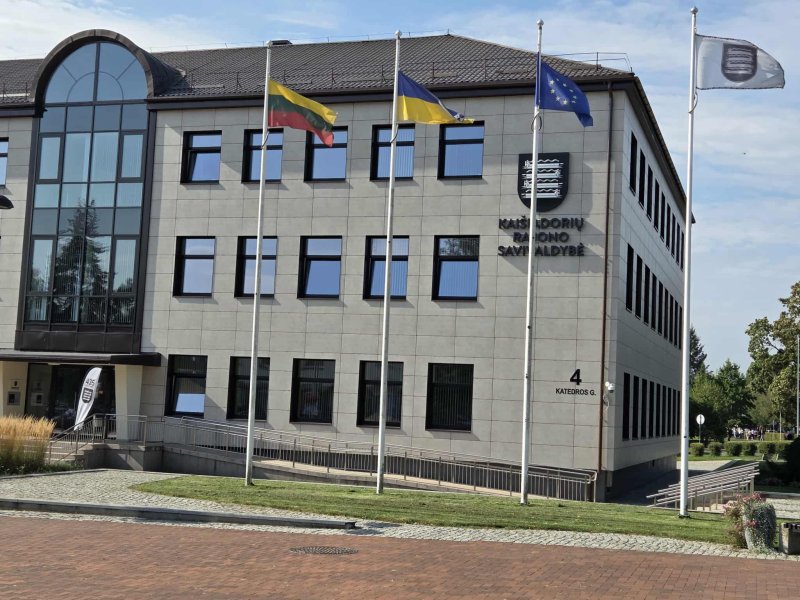 Ukrainos vėliava prie savivaldybės pastato – solidarumo ženklas