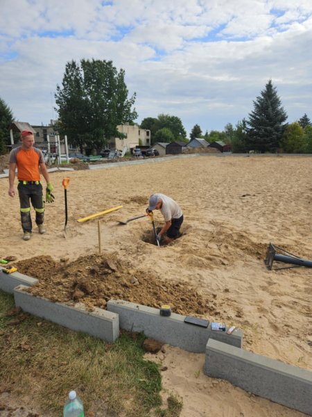 Įgyvendinamas lauko krepšinio aikštelės įrengimo projektas Dovainonyse