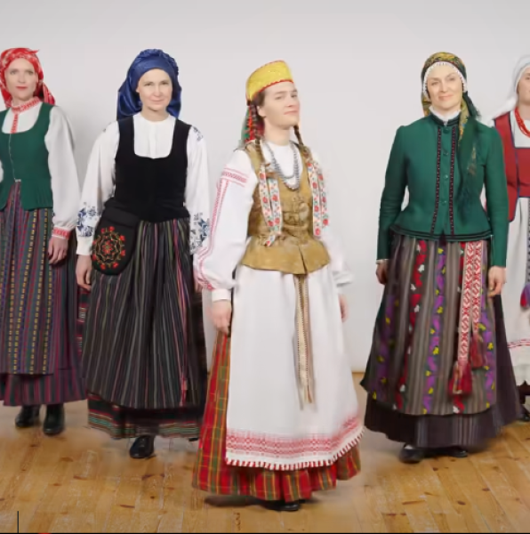 Dailininkė, dizainerė, sertifikuota tautinių kostiumų gamintoja Diana Tomkuvienė pristato...