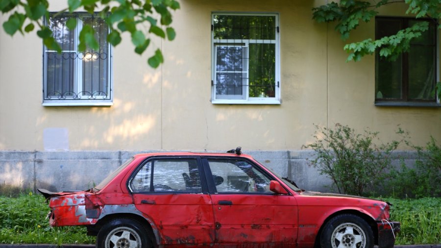 Nauja tvarka keičia žaidimo taisykles: kas laukia kiemuose apleistų automobilių