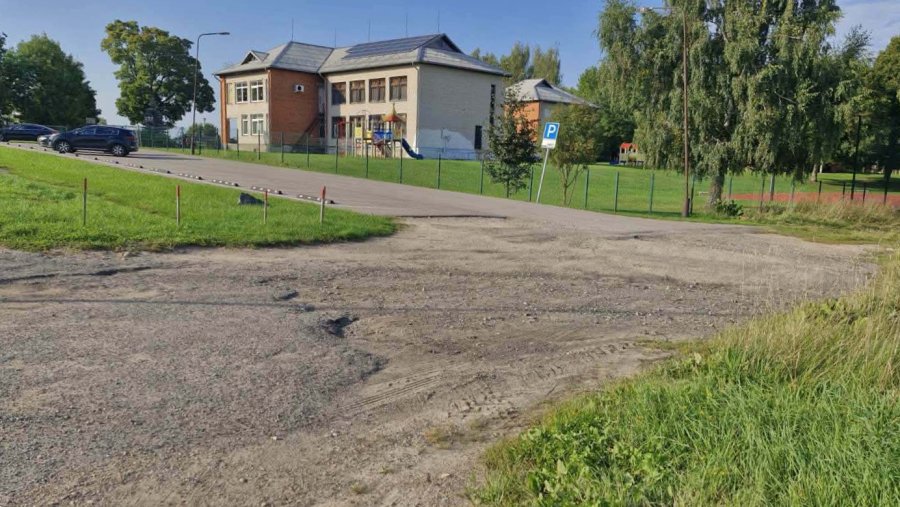 Bus ribojamas įvažiavimas į mokyklos-darželio „Vaikystės dvaras“ automobilių stovėjimo aikštelę