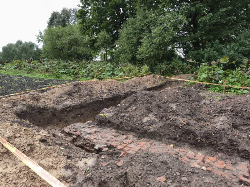 Uogintuose tęsiami archeologiniai tyrimai: aptikta senųjų pastatų liekanų ir istorinių radinių